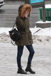 Moda uliczna pod śniegiem. Grudzień 2018 w Mińsku (ubrania i obraz: botki czarne, plecak czarny, jeansy niebieskie)