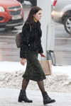 Вулична мода під снігопадом. Грудень 2018 у Мінську (наряди й образи: чорна куртка, чорні колготки, чорні черевики)