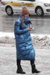 Street fashion under the snowfall. December 2018 in Minsk (looks: sky blue quilted coat, brown knit cap)