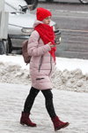 Moda uliczna pod śniegiem. Grudzień 2018 w Mińsku (ubrania i obraz: kurtka różowa pikowana, dzianinowa czapka czerwona, szalik czerwony)