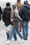 Moda uliczna pod śniegiem. Grudzień 2018 w Mińsku (ubrania i obraz: szalik szary, kożuch szary, jeansy błękitne, buty sportowe białe)