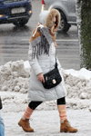 Moda uliczna pod śniegiem. Grudzień 2018 w Mińsku (ubrania i obraz: palto białe pikowane, torebka czarna, bawełniane getry wielokolorowe)