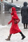 Moda uliczna pod śniegiem. Grudzień 2018 w Mińsku (ubrania i obraz: palto czerwone pikowane, rajstopy czarne, torebka czerwona)