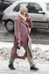 Moda uliczna pod śniegiem. Grudzień 2018 w Mińsku (ubrania i obraz: palto liliowe, szalik dzianinowy biały, dzianinowa czapka różowa)