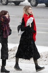 Уличная мода под снегопадом. Декабрь 2018 в Минске (наряды и образы: чёрное пальто, чёрный рюкзак, красный палантин)