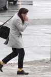Moda uliczna pod śniegiem. Grudzień 2018 w Mińsku (ubrania i obraz: palto szare, spodnie czarne, skarpetki żółte, półbuty czarne)