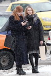 Moda uliczna pod śniegiem. Grudzień 2018 w Mińsku (ubrania i obraz: torebka czarna, palto niebieskie, botki czarne, rude włosy, palto czarne, rajstopy czarne)