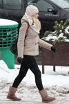 Moda uliczna pod śniegiem. Grudzień 2018 w Mińsku (ubrania i obraz: rękawiczki czarne, dzianinowa czapka różowa, kurtka beżowa)