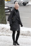 Die Straßenmode unter dem Schneefall. Der Dezember 2018 in Minsk (Looks: schwarze Handtasche, schwarze Handschuhe, grauer Mantel, schwarze Strumpfhose, schwarze Stiefel, Beige Strickmütze)