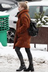 Вулична мода під снігопадом. Грудень 2018 у Мінську (наряди й образи: коричневе пальто, чорний рюкзак, чорні черевики)