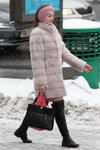 Moda uliczna pod śniegiem. Grudzień 2018 w Mińsku (ubrania i obraz: futro szare, torebka czarna, kozaki za kolano czarne)