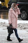 Вулична мода під снігопадом. Грудень 2018 у Мінську (наряди й образи: рожева дублянка, чорний рюкзак)