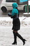 Moda uliczna pod śniegiem. Grudzień 2018 w Mińsku (ubrania i obraz: palto czarne, rajstopy czarne, kozaki za kolano czarne)