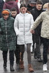 Moda uliczna pod śniegiem. Grudzień 2018 w Mińsku (ubrania i obraz: palto białe pikowane, rajstopy z nadrukiem szare)
