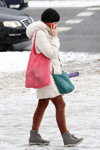 Вулична мода під снігопадом. Грудень 2018 у Мінську (наряди й образи: біле пальто, сумка кольору морської хвилі, чорна трикотажна шапка)