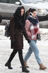 Вулична мода під снігопадом. Грудень 2018 у Мінську (наряди й образи: чорний палантин, коричневе пальто, чорні рукавички, рожева куртка, блакитні джинси, тілесні черевики)