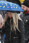 Moda uliczna pod śniegiem. Grudzień 2018 w Mińsku (ubrania i obraz: parasol z nadrukiem niebieski, blond (kolor włosów), skórzana kurtka biker czarna)