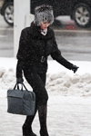 Moda uliczna pod śniegiem. Grudzień 2018 w Mińsku (ubrania i obraz: czapka futrzana czarno-biała, kurtka czarna, rękawiczki czarne)