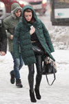 Moda uliczna pod śniegiem. Grudzień 2018 w Mińsku (ubrania i obraz: torebka czarna, botki damskie czarne, skórzane legginsy czarne, palto zielone pikowane)