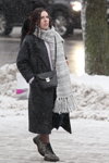 Вулична мода під снігопадом. Грудень 2018 у Мінську (наряди й образи: чорне пальто, чорна сумка, сірі черевики, трикотажний сірий шарф)
