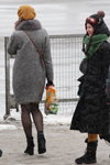 Moda uliczna pod śniegiem. Grudzień 2018 w Mińsku (ubrania i obraz: palto szare, beret pomarańczowy, rajstopy czarne, botki damskie czarne)