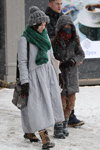 Moda uliczna pod śniegiem. Grudzień 2018 w Mińsku (ubrania i obraz: szalik morski, palto szare, dzianinowa czapka szara)