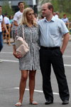 Sierpień 2018. Moda uliczna w Soligorsku (ubrania i obraz: sukienka koszulowa w kratę czarno-biała, koszula błękitna, spodnie czarne)