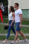 Moda en la calle en Saligorsk. 08/2018 (looks: top blanco, vaquero azul, sandalias de tacón beis, camiseta blanca, short denim azul, sneakers grises)