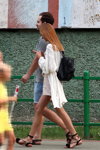Sierpień 2018. Moda uliczna w Soligorsku (ubrania i obraz: kardigan dzianinowy biały, plecak czarny, sandały czarne)