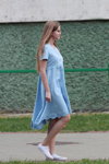Sierpień 2018. Moda uliczna w Soligorsku (ubrania i obraz: sukienka błękitna, tenisówki białe)