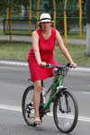 Sierpień 2018. Moda uliczna w Soligorsku (ubrania i obraz: kapelusz biały, sukienka czerwona)