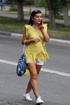 Sierpień 2018. Moda uliczna w Soligorsku (ubrania i obraz: tunika żółta, szorty białe, tenisówki białe, godzinnik)