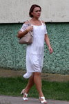 Sierpień 2018. Moda uliczna w Soligorsku (ubrania i obraz: sukienka biała, sandały białe)