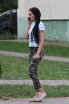 Sierpień 2018. Moda uliczna w Soligorsku (ubrania i obraz: top z nadrukiem biały, jeansy w kolorze khaki kamuflażowe)