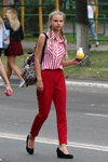 Saligorsk street fashion. 08/2018 (looks: , red trousers, black pumps, braid)