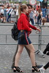 Sierpień 2018. Moda uliczna w Soligorsku (ubrania i obraz: koński ogon (fryzura), bluzka czerwona, dżinsowa spódnica mini niebieska, sandały czarne)