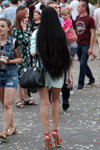 Sierpień 2018. Moda uliczna w Soligorsku (ubrania i obraz: sukienka w kratę mini, torebka czarna, szpilki czerwone)
