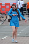 Sierpień 2018. Moda uliczna w Soligorsku (ubrania i obraz: sukienka mini błękitna)