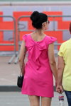 Sierpień 2018. Moda uliczna w Soligorsku (ubrania i obraz: sukienka w kolorze fuksji mini, torebka czarna)