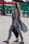 Sierpień 2018. Moda uliczna w Soligorsku (ubrania i obraz: pantsuit błękitny, półbuty szare)