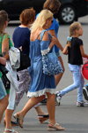 Sierpień 2018. Moda uliczna w Soligorsku (ubrania i obraz: sukienka błękitna, torebka błękitna)