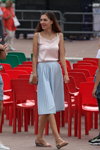 Sierpień 2018. Moda uliczna w Soligorsku (ubrania i obraz: top różowy, spódnica plisowan błękitna, sandały cieliste)