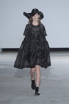 Pokaz Baum und Pferdgarten — Copenhagen Fashion Week AW19/20 (ubrania i obraz: kapelusz czarny, sukienka czarna)