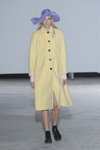 Показ Baum und Pferdgarten — Copenhagen Fashion Week AW19/20 (наряды и образы: желтое пальто, фиолетовая шляпа)