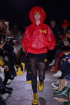 Modenschau von HÆRVÆRK — Copenhagen Fashion Week AW19/20 (Looks: rote Jacke mit Kapuze, schwarze zerrissene Strumpfhose, gelbe boots)