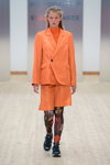 Показ Baum und Pferdgarten — Copenhagen Fashion Week SS2020 (наряды и образы: оранжевый женский костюм (жакет, шорты), разноцветные легинсы)