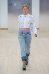 Паказ Baum und Pferdgarten — Copenhagen Fashion Week SS2020 (нарады і вобразы: белая блуза з прынтам, блакітныя джынсы, кароткая стрыжка)