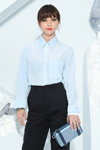 Christina Ricci. Наталья Водянова, Кейт Мосс, Кристина Риччи. Dior Homme Menswear SS 2020 (наряды и образы: голубая блуза, чёрные брюки)