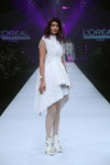 Frisuren-Modenschau von L'OREAL PROFESSIONNEL — Jakarta Fashion Week 2020 (Looks: weißes Cocktailkleid, weiße Strumpfhose mit Fantasie-Muster, weiße Stiefeletten)