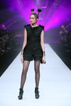 Frisuren-Modenschau von L'OREAL PROFESSIONNEL — Jakarta Fashion Week 2020 (Looks: schwarze transparente Strumpfhose)